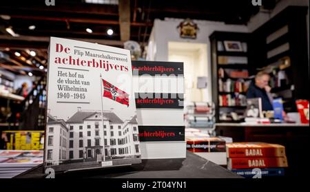 LA HAYE - le livre de Achterblijvers de Flip Maarschalkerweerd dans une librairie. L'historien révèle dans son nouveau livre de Achterblijvers qu'il a trouvé la carte originale de membre du NSDAP du prince. ANP ROBIN UTRECHT netherlands Out - belgique Out Banque D'Images