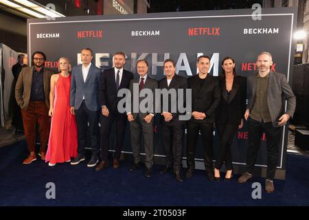 Londres, Royaume-Uni. 03 octobre 2023. (G-D) John Battsek, Billie Shepherd, David Beckham, Fisher Stevens, David Gardner, Gary Neville, Nicola Howson et Michael Harte assistent à la série Netflix des arrivées de Beckham Premiere au Curzons Mayfair à Londres. Crédit : S.A.M./Alamy Live News Banque D'Images