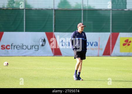 Entraîneur Christian Streich (SC Freiburg) schaut genau Hin beim Abschlusstraining vor Fussball-Europa-League - 2. Spieltag, SC Freiburg - West Ham United Banque D'Images