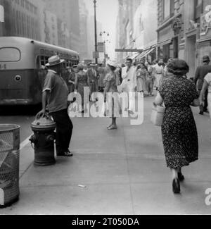 Une vue le long de la 34th Street, New York. Cette photographie est tirée d'un album personnel non attribué de photographies d'une croisière à New York datée du 29 juin au 13 août 1956. Départ de Liverpool à bord du navire Cunard M.V. Britannic et retour de New York à Southampton à bord du navire Cunard R.M.S. Queen Mary. La taille moyenne des photographies originales était de 4x3 pouces. Banque D'Images