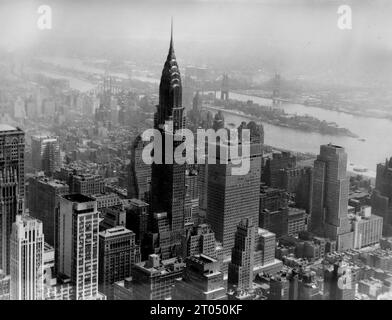 Une vue depuis l'Empire State Building, y compris le Chrysler Building. Cette photographie est tirée d'un album personnel non attribué de photographies d'une croisière à New York datée du 29 juin au 13 août 1956. Départ de Liverpool à bord du navire Cunard M.V. Britannic et retour de New York à Southampton à bord du navire Cunard R.M.S. Queen Mary. La taille moyenne des photographies originales était de 4x3 pouces. Banque D'Images