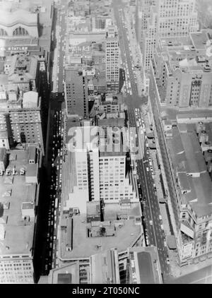 Vue depuis le sommet de l'Empire State Building. Cette photographie est tirée d'un album personnel non attribué de photographies d'une croisière à New York datée du 29 juin au 13 août 1956. Départ de Liverpool à bord du navire Cunard M.V. Britannic et retour de New York à Southampton à bord du navire Cunard R.M.S. Queen Mary. La taille moyenne des photographies originales était de 4x3 pouces. Banque D'Images