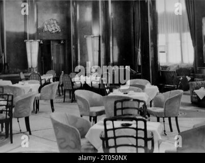 Le salon de première classe, intérieur, à bord du navire de Cunard R.M.S. Queen Mary. Cette photographie est tirée d'un album personnel non attribué de photographies d'une croisière à New York datée du 29 juin au 13 août 1956. Départ de Liverpool à bord du navire Cunard M.V. Britannic et retour de New York à Southampton à bord du navire Cunard R.M.S. Queen Mary. La taille moyenne des photographies originales était de 4x3 pouces. Banque D'Images