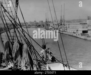 Arrivée aux quais de Southampton vue depuis le R.M.S. Queen Mary. Cette photographie est tirée d'un album personnel non attribué de photographies d'une croisière à New York datée du 29 juin au 13 août 1956. Départ de Liverpool à bord du navire Cunard M.V. Britannic et retour de New York à Southampton à bord du navire Cunard R.M.S. Queen Mary. La taille moyenne des photographies originales était de 4x3 pouces. Banque D'Images