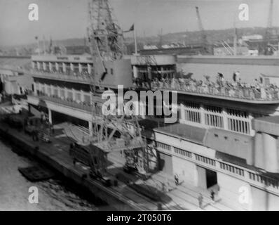 Gros plan d'une partie des quais de Southampton, vue à bord du R.M.S. Queen Mary. Cette photographie est tirée d'un album personnel non attribué de photographies d'une croisière à New York datée du 29 juin au 13 août 1956. Départ de Liverpool à bord du navire Cunard M.V. Britannic et retour de New York à Southampton à bord du navire Cunard R.M.S. Queen Mary. La taille moyenne des photographies originales était de 4x3 pouces. Banque D'Images