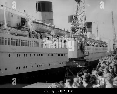 Vue rapprochée depuis le quai d'une partie du R.M.S. Queen Mary. Cette photographie est tirée d'un album personnel non attribué de photographies d'une croisière à New York datée du 29 juin au 13 août 1956. Départ de Liverpool à bord du navire Cunard M.V. Britannic et retour de New York à Southampton à bord du navire Cunard R.M.S. Queen Mary. La taille moyenne des photographies originales était de 4x3 pouces. Banque D'Images