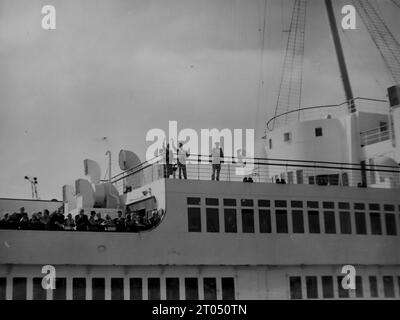 Vue rapprochée depuis le quai d'une partie du R.M.S. Queen Mary. Cette photographie est tirée d'un album personnel non attribué de photographies d'une croisière à New York datée du 29 juin au 13 août 1956. Départ de Liverpool à bord du navire Cunard M.V. Britannic et retour de New York à Southampton à bord du navire Cunard R.M.S. Queen Mary. La taille moyenne des photographies originales était de 4x3 pouces. Banque D'Images