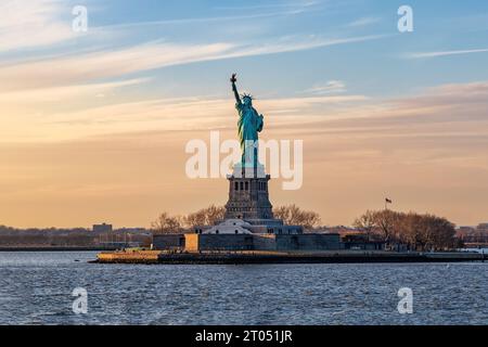 Une image à couper le souffle de l'emblématique Statue de la liberté à New York, aux États-Unis, face à un magnifique coucher de soleil Banque D'Images