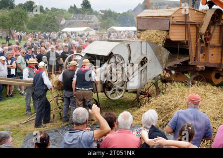 Ancienne machine de battage (balles de paille). Fête des moissons, récolte de la voie à l'ancienne à Saint-Fraimbault (Orne, Normandie, France) Banque D'Images