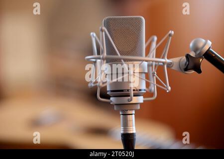 Mikrofon der Firma Neumann, TLM 103 Studio Set Symbolbild Musik, Mikrofon, Am 03.10.2023 in Siegen/Deutschland. *** Neumann Company microphone, TLM 103 studio set musique d'icône, microphone, sur 03 10 2023 à Siegen Allemagne crédit : Imago/Alamy Live News Banque D'Images
