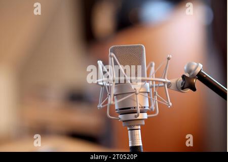 Mikrofon der Firma Neumann, TLM 103 Studio Set Symbolbild Musik, Mikrofon, Am 03.10.2023 in Siegen/Deutschland. *** Neumann Company microphone, TLM 103 studio set musique d'icône, microphone, sur 03 10 2023 à Siegen Allemagne crédit : Imago/Alamy Live News Banque D'Images