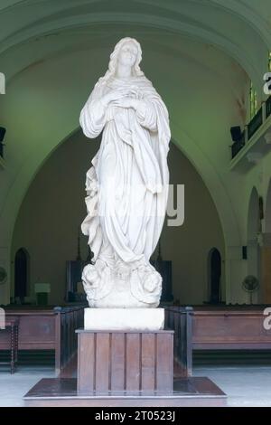 Sculpture ou statue de la Vierge Marie à l'entrée de l'église de la cathédrale catholique située dans la rue Marta Abreu.Santa Clara, Cuba, 2023 Banque D'Images