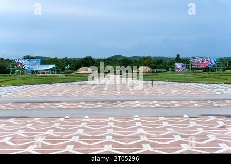 Ensemble sculptural et mémorial au Commandant Ernesto Che Guevara. Vue à angle élevé d'un motif dans le plancher. Une route traverse la struc Banque D'Images