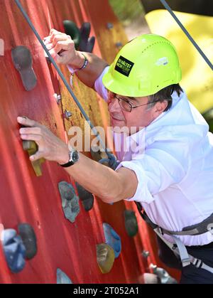 04 octobre 2023, Hesse, Francfort-sur-le-main : Volker Jung, président de l'église protestante de Hesse et Nassau (EKHN), grimpe sur un mur d'escalade de l'église protestante Dornbuschgemeinde pour la campagne "Je suis là - néanmoins". La campagne EKHN vise à donner du courage dans les moments difficiles. Jung veut montrer où il trouve du soutien dans la vie. Photo : Arne Dedert/dpa Banque D'Images