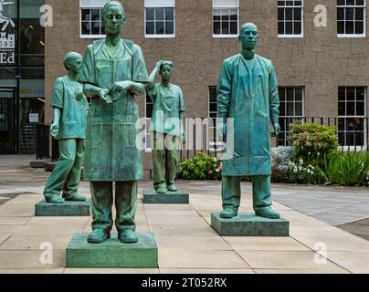 Statues commémoratives en bronze du personnel médical et infirmier du NHS pendant le Covid-19 par le sculpteur Kenny Hunter, Royal College of Surgeons, Édimbourg, Écosse, Royaume-Uni Banque D'Images