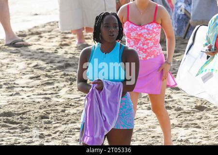 Lyme Regis, Dorset, Royaume-Uni. 4 octobre 2023. Tournage sur la plage à Lyme Regis dans le Dorset pour la 3e série du drame LGBTQ+ de Netflix Heartstopper, sur l’amitié entre adolescents et la jeune romance basée sur le roman graphique d’Alice Oseman, avec Kit Connor dans le rôle de Nick Nelson et Joe Locke dans celui de Charlie Spring. L'acteur Corinna Brown dans le rôle de Tara. Crédit photo : Graham Hunt/Alamy Live News Banque D'Images