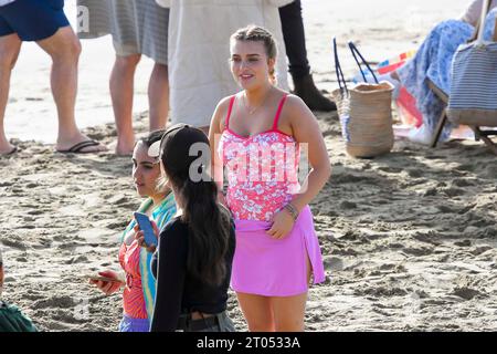 Lyme Regis, Dorset, Royaume-Uni. 4 octobre 2023. Tournage sur la plage à Lyme Regis dans le Dorset pour la 3e série du drame LGBTQ+ de Netflix Heartstopper, sur l’amitié entre adolescents et la jeune romance basée sur le roman graphique d’Alice Oseman, avec Kit Connor dans le rôle de Nick Nelson et Joe Locke dans celui de Charlie Spring. L'acteur Rhea Norwood dans le rôle d'Imogen. Crédit photo : Graham Hunt/Alamy Live News Banque D'Images