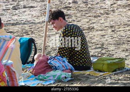 Lyme Regis, Dorset, Royaume-Uni. 4 octobre 2023. Tournage sur la plage à Lyme Regis dans le Dorset pour la 3e série du drame LGBTQ+ de Netflix Heartstopper, sur l’amitié entre adolescents et la jeune romance basée sur le roman graphique d’Alice Oseman, avec Kit Connor dans le rôle de Nick Nelson et Joe Locke dans celui de Charlie Spring. L'acteur Joe Locke. Crédit photo : Graham Hunt/Alamy Live News Banque D'Images