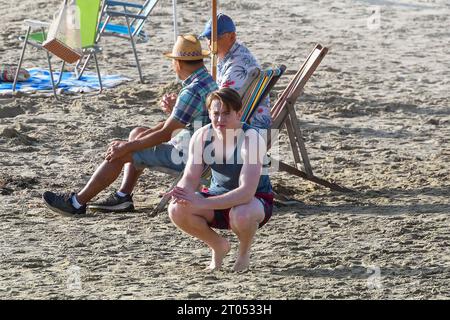 Lyme Regis, Dorset, Royaume-Uni. 4 octobre 2023. Tournage sur la plage à Lyme Regis dans le Dorset pour la 3e série du drame LGBTQ+ de Netflix Heartstopper, sur l’amitié entre adolescents et la jeune romance basée sur le roman graphique d’Alice Oseman, avec Kit Connor dans le rôle de Nick Nelson et Joe Locke dans celui de Charlie Spring. Acteur Kit Connor entre les prises. Crédit photo : Graham Hunt/Alamy Live News Banque D'Images