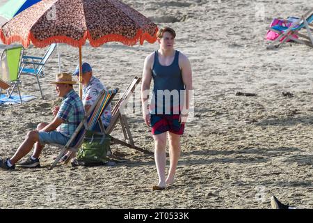 Lyme Regis, Dorset, Royaume-Uni. 4 octobre 2023. Tournage sur la plage à Lyme Regis dans le Dorset pour la 3e série du drame LGBTQ+ de Netflix Heartstopper, sur l’amitié entre adolescents et la jeune romance basée sur le roman graphique d’Alice Oseman, avec Kit Connor dans le rôle de Nick Nelson et Joe Locke dans celui de Charlie Spring. Acteur Kit Connor entre les prises. Crédit photo : Graham Hunt/Alamy Live News Banque D'Images