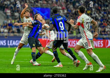 Milan, Italie. 03e, octobre 2023. Nicolo Barella (23) de l'Inter et Juan Bernat (14) de Benfica vus lors du match de l'UEFA Champions League entre l'Inter et Benfica à Giuseppe Meazza à Milan. (Crédit photo : Gonzales photo - Tommaso Fimiano). Banque D'Images