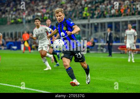 Milan, Italie. 03 octobre 2023. Nicolo Barella (23) de l'Inter vu lors du match de l'UEFA Champions League entre l'Inter et Benfica à Giuseppe Meazza à Milan. (Crédit photo : Gonzales photo/Alamy Live News Banque D'Images