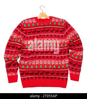 Pull à col ras du cou tricoté rouge de Noël (aka Ugly Sweater) avec cintre en bois posé sur un fond blanc isolé Banque D'Images