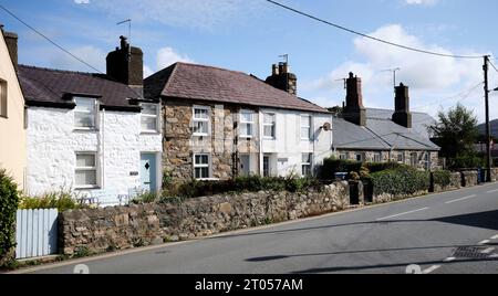 Vieux chalets, maintenant utilisés comme locations de vacances, dans la communauté côtière de Morfa Nefyn, Gwynedd, péninsule de Llyn, pays de Galles du Nord, Royaume-Uni Banque D'Images