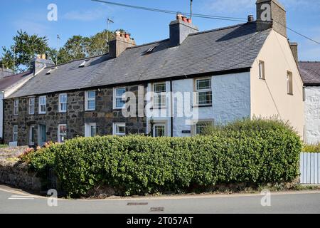 Vieux chalets, maintenant utilisés comme locations de vacances, dans la communauté côtière de Morfa Nefyn, Gwynedd, péninsule de Llyn, pays de Galles du Nord, Royaume-Uni Banque D'Images