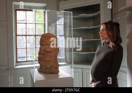 Londres, Royaume-Uni. 4 octobre 2023. Les premières œuvres de l'artiste Christo sont exposées dans une maison historique de Spitalfields. Au 4 Princelet Street, une maison de tisserands de soie Heugenot a été reprise par les marchands d'art Gagosian jusqu'au 22 octobre pour une exposition d'œuvres emballées rares de Christo, y compris les tout premiers objets qu'il ait jamais emballés. 'Package', date de 1961. Crédit : Anna Watson/Alamy Live News Banque D'Images