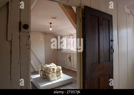 Londres, Royaume-Uni. 4 octobre 2023. Les premières œuvres de l'artiste Christo sont exposées dans une maison historique de Spitalfields. Au 4 Princelet Street, une maison de tisserands de soie Heugenot a été reprise par les marchands d'art Gagosian jusqu'au 22 octobre pour une exposition d'œuvres emballées rares de Christo, y compris les tout premiers objets qu'il ait jamais emballés. "Magazines enveloppés", date de 1972. Crédit : Anna Watson/Alamy Live News Banque D'Images