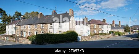 Vieux chalets, maintenant utilisés comme locations de vacances, danscommunauté côtière de Morfa Nefyn, Gwynedd, péninsule de Llyn, pays de Galles du Nord, Royaume-Uni Banque D'Images