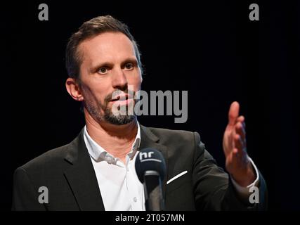 04 octobre 2023, Hesse, Francfort-sur-le-main : Florian Hager, Directeur général de Hessischer Rundfunk (hr), prend la parole à l'ouverture du 7e Congrès protestant des médias dans la salle de diffusion de hr. La devise du congrès de deux jours sur l'intelligence artificielle est «au début était le mot - à la fin, le chat? Comment l'IA change la société. Photo : Arne Dedert/dpa Banque D'Images