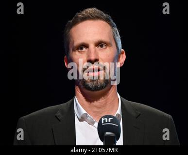 04 octobre 2023, Hesse, Francfort-sur-le-main : Florian Hager, Directeur général de Hessischer Rundfunk (hr), prend la parole à l'ouverture du 7e Congrès protestant des médias dans la salle de diffusion de hr. La devise du congrès de deux jours sur l'intelligence artificielle est «au début était le mot - à la fin, le chat? Comment l'IA change la société. Photo : Arne Dedert/dpa Banque D'Images