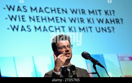 04 octobre 2023, Hesse, Francfort-sur-le-main : le journaliste du Net Gregor Schmalzried prendra la parole à l'ouverture du 7e Congrès protestant des médias dans la salle de diffusion de la Hessischer Rundfunk (hr). Le congrès de deux jours sur l'intelligence artificielle a la devise «au début était le mot - à la fin du chat? Comment l'IA change la société. Photo : Arne Dedert/dpa Banque D'Images