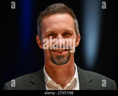 04 octobre 2023, Hesse, Francfort-sur-le-main : Florian Hager, Directeur général de Hessischer Rundfunk (hr), assiste à l'ouverture du 7e Congrès protestant des médias dans la salle de diffusion de hr. Le congrès de deux jours sur l'intelligence artificielle a la devise «au début était le mot - à la fin du chat? Comment l'IA change la société. Photo : Arne Dedert/dpa Banque D'Images