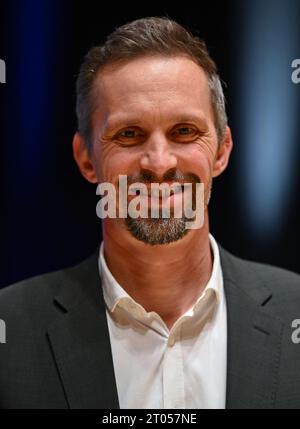 04 octobre 2023, Hesse, Francfort-sur-le-main : Florian Hager, Directeur général de Hessischer Rundfunk (hr), assiste à l'ouverture du 7e Congrès protestant des médias dans la salle de diffusion de hr. Le congrès de deux jours sur l'intelligence artificielle a la devise «au début était le mot - à la fin du chat? Comment l'IA change la société. Photo : Arne Dedert/dpa Banque D'Images