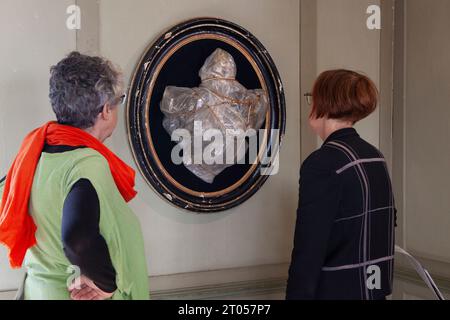 Londres, Royaume-Uni. 4 octobre 2023. Les premières œuvres de l'artiste Christo sont exposées dans une maison historique de Spitalfields. Au 4 Princelet Street, une maison de tisserands de soie Heugenot a été reprise par les marchands d'art Gagosian jusqu'au 22 octobre pour une exposition d'œuvres emballées rares de Christo, y compris les tout premiers objets qu'il ait jamais emballés. 'Applique Empaquetee' date de 1963. Crédit : Anna Watson/Alamy Live News Banque D'Images