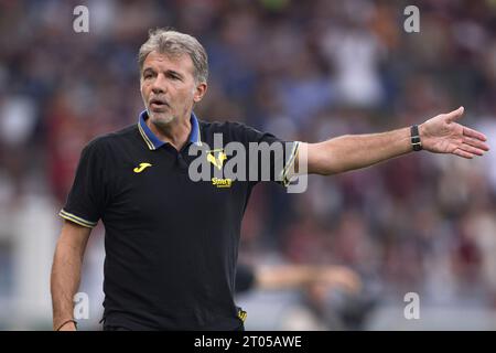 Marco Baroni, entraîneur-chef du Hellas Verona FC, fait des gestes lors du match de Serie A entre le Torino FC et le Hellas Verona FC. Banque D'Images