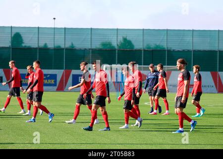 Freiburg, Deutschland. 04 octobre 2023. Auf gehts f?r die Freiburger Spieler zum Abschlusstraining vor Fussball-Europa-League - 2. Spieltag, SC Freiburg - West Ham United crédit : dpa/Alamy Live News Banque D'Images