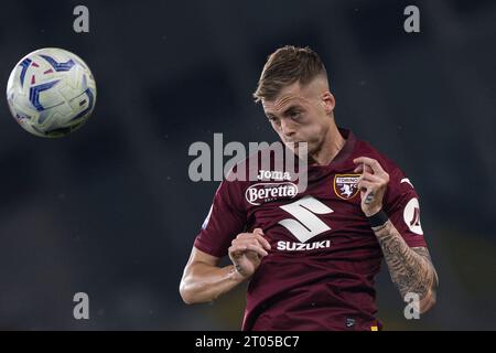 Ivan Ilic du Torino FC dirige le ballon lors du match de football Serie A entre le Torino FC et le Hellas Verona FC. Banque D'Images