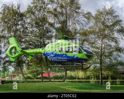 La Great Western Air Ambulance décolle de l'extérieur de l'hôpital royal de Gloucester. L'hélicoptère vert lime et bleu vif, indicatif d'appel Helimed 65, est Banque D'Images