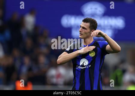 Milan, Italie. 03 octobre 2023. Benjamin Pavard du FC Internazionale célèbre à la fin du match de football de l'UEFA Champions League entre FC Internazionale et SL Benfica au Stadio Giuseppe Meazza le 3 2023 octobre à Milan, Italie . Crédit : Marco Canoniero/Alamy Live News Banque D'Images