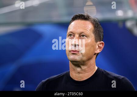 Milan, Italie. 03 octobre 2023. Roger Schmidt, entraîneur-chef de SL Benfica, regarde pendant le match de football de l'UEFA Champions League entre FC Internazionale et SL Benfica au Stadio Giuseppe Meazza le 3 2023 octobre à Milan, Italie . Crédit : Marco Canoniero/Alamy Live News Banque D'Images