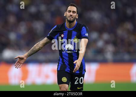 Milan, Italie. 03 octobre 2023. Hakan Calhanoglu du FC Internazionale fait des gestes lors du match de l'UEFA Champions League entre FC Internazionale et SL Benfica au Stadio Giuseppe Meazza le 3 octobre 2023 à Milan, Italie . Crédit : Marco Canoniero/Alamy Live News Banque D'Images