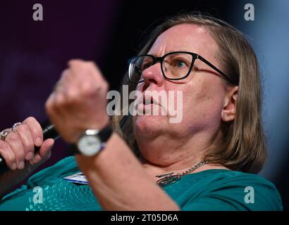 04 octobre 2023, Hesse, Francfort-sur-le-main : Debora Weber-Wulff, professeur à l'Université des Sciences appliquées de Berlin, prendra la parole lors du 7e Congrès protestant des médias dans la salle de diffusion de la Hessischer Rundfunk (hr). Le congrès de deux jours sur l'intelligence artificielle a pour thème «au début était le mot - à la fin du chat? Comment l'IA change la société. Photo : Arne Dedert/dpa Banque D'Images