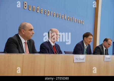 Prof. Lars Schaade, RKI, Dr. Johannes Nießen, Gesundheitsamt Köln, Bundesminister für Gesundheit Prof. Karl W. Lauterbach, Deutschland, Berlin, Bundespressekonferenz, Thema : Neuordnung von BZgA und RKI wie Gesundheitsforschung und -prävention gefördert Nießen werden sollen *** Prof. Lars Schaade, RKI, RKI, Département de la Santé Cologne, RKI ministre fédéral de la Santé Prof Karl W Lauterbach, Allemagne, Berlin, Conférence de presse fédérale, thème réorganisation de BZgA et RKI - comment promouvoir la recherche et la prévention en santé crédit : Imago/Alamy Live News Banque D'Images