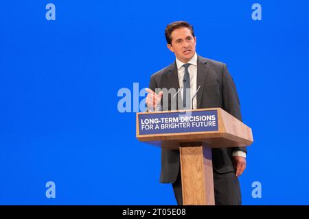 Manchester, Royaume-Uni. 04 octobre 2023. Johnny Mercer parle avant que le Premier ministre Rishi Sunak ne prononce le discours final de la conférence du parti conservateur 2023. Penny Mordaunt avait prononcé un discours plus tôt. Le PM a marché de l'hôtel Midland au centre de conférence de Manchester où il a prononcé le discours introduit par sa femme Akshata Murthy. Manchester UK. Crédit : GaryRobertsphotography/Alamy Live News Banque D'Images