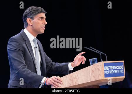 Manchester, Royaume-Uni. 04 octobre 2023. Rishi Sunak Premier ministre britannique prononce le discours final de la conférence du parti conservateur 2023. Penny Mordaunt et Johnny Mercer avaient tous deux prononcé des discours plus tôt. Le PM a marché de l'hôtel Midland au centre de conférence de Manchester où il a prononcé le discours introduit par sa femme Akshata Murthy. Manchester UK. Crédit : GaryRobertsphotography/Alamy Live News Banque D'Images