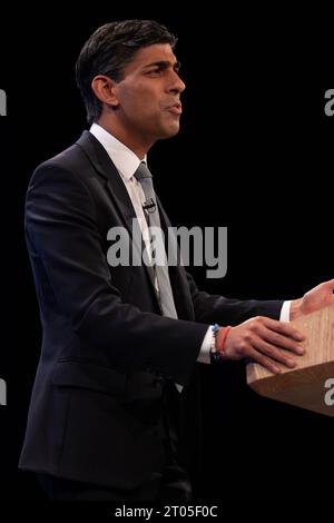 Manchester, Royaume-Uni. 04 octobre 2023. Rishi Sunak Premier ministre britannique prononce le discours final de la conférence du parti conservateur 2023. Penny Mordaunt et Johnny Mercer avaient tous deux prononcé des discours plus tôt. Le PM a marché de l'hôtel Midland au centre de conférence de Manchester où il a prononcé le discours introduit par sa femme Akshata Murthy. Manchester UK. Crédit : GaryRobertsphotography/Alamy Live News Banque D'Images